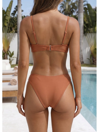 Costum de baie elegant cu element metalic